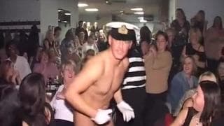 Na klubowej imprezie dla kobiet rozbierają się faceci