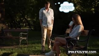 Blondynka Eveline Dellai ma randkę w parku, która kończy się rżnięciem