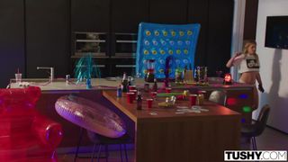 Leah Lee budzi się i zaczyna ssać dużego białego kutasa swojego mężczyzny