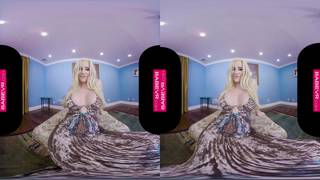 Cycata Spencer Scott masturbuje się w wirtualu