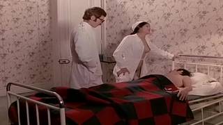 Retro porno w starym domu zabawkami i chujami