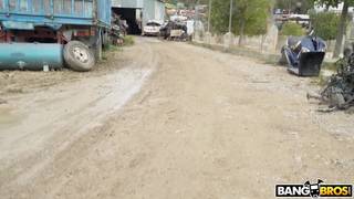 Brunetka Ginebra Bellucci zostaje intensywnie zerżnięta na złomowisku