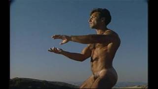 DaVinci, nagi facet ćwiczy i rozciąga muskularne ciało