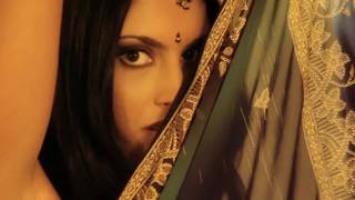 Piękna młoda Hinduska odsłania troszkę ciała