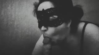 Gruba dziwka obciąga białego i czarnego chuja