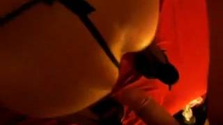 Dziwka wyruchana w dupę którą dobrze otwiera