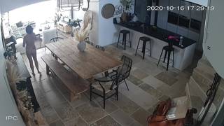 Brunetka krząta się nago po wielkie kuchni