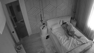 Ona obciąga dojrzałego chuja a ukryta kamera nagrywa