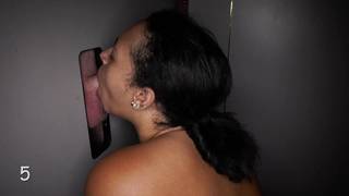 Brunetka wciągnie faceta zza dziury w ścianie!