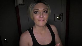 Blondynka spokojnie i dokładnie obciąga przez dziurę