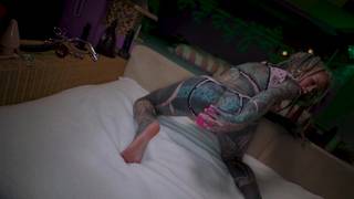 Mocno wytatuowana dziwka jebie się wielkim dildo