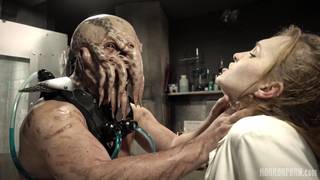 Przestraszona Belle Clair zostanie wyjebana przez potwora