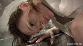 Przestraszona Belle Clair zostanie wyjebana przez potwora