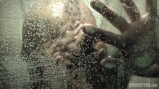 Przestraszona Belle Clair zostanie wyjebana przez potwora