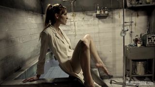 Przestraszona Belle Clair zostanie wyjebana przez potwora