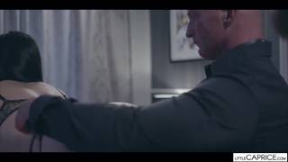 Marcello rozdziela małą Caprice i Cleę Gaultier