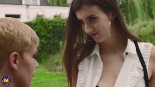 Dojrzała lesbijka pieści w ogrodzie wysoką nastolatkę