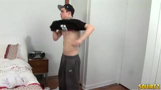 Jake Bass tryska spermą na własną twarz po waleniu