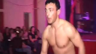 W nocnym klubie jeden nagi facet i mnóstwo kobiet!