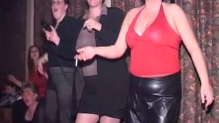 Młody chłopak tańczy nago w klubie dla kobiet