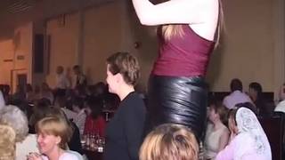 Młody chłopak tańczy nago w klubie dla kobiet