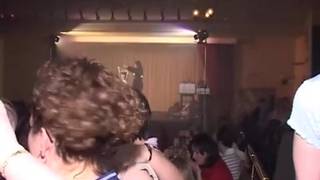 Młody chłopak tańczy nago w klubie dla kobiet