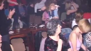 Młody chłopak tańczy nago w klubie dla kobiet