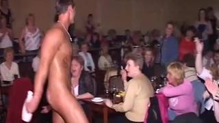 Młody chłopak tańczy nago w klubie dla kobiet