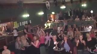 Zaprosił na scenę babkę z publiczności i zerżnął!