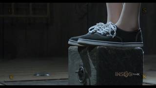 Fantazją tej drobnej nastolatki jest bycie uległą.