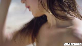 Nastoletnia gwiazda Ellie Leen wyjebana na plaży