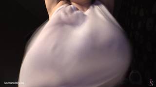 Samanta Lily moczy swoje wielkie cycki w podkoszulce