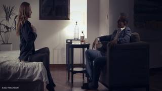 Dystyngowany klient patrzy na masturbację Eleny