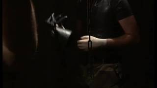 Scena fistingu BDSM w ciemnej starej łaźni