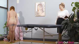 Lesbijka używa języka i piersi do masażu