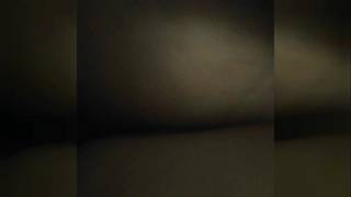 Pierdoli grubą soczystą dupę i jednocześnie filmuje