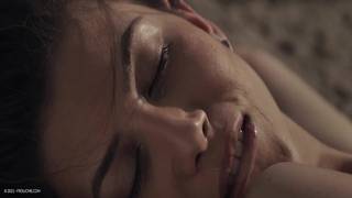 Gorąca brunetka Anya Krey masturbuje się solo na plaży