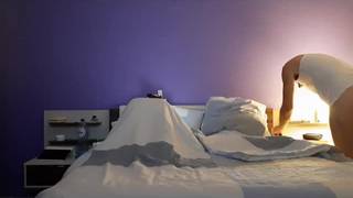 Para w łóżku, ona obciąga, on penetruje palcami