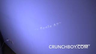 Seksowni młodzi faceci zerżną się na sofie