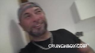 Seksowni młodzi faceci zerżną się na sofie