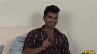 Gorący Danny Camacho spuści się sam na siebie