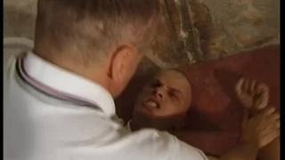 Mocna scena fistingu i złotego deszczyku