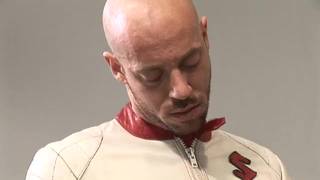 Napalony motocyklista tryska na twarz tatuśka