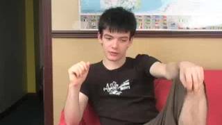 Młody gej Ash z kutasem twardym jak skała