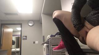 Ma przerwę w pracy w biurze i może się masturbować