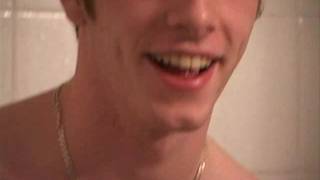 Młody gej Thomas wytrzepie swojego chuja dla nas