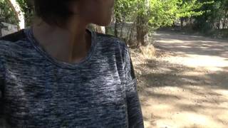 Cycata i napalona dziwka zerżnie się w aucie bananem