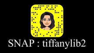 Ładna brunetka penetruje sobie pizdę palcami