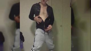 Max świetnie się bawi masturbując kutasa dla ciebie