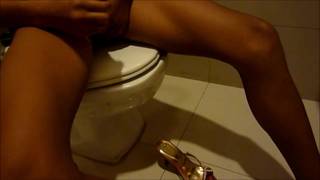 Siedzi w toalecie, pieści cycki i wali chuja